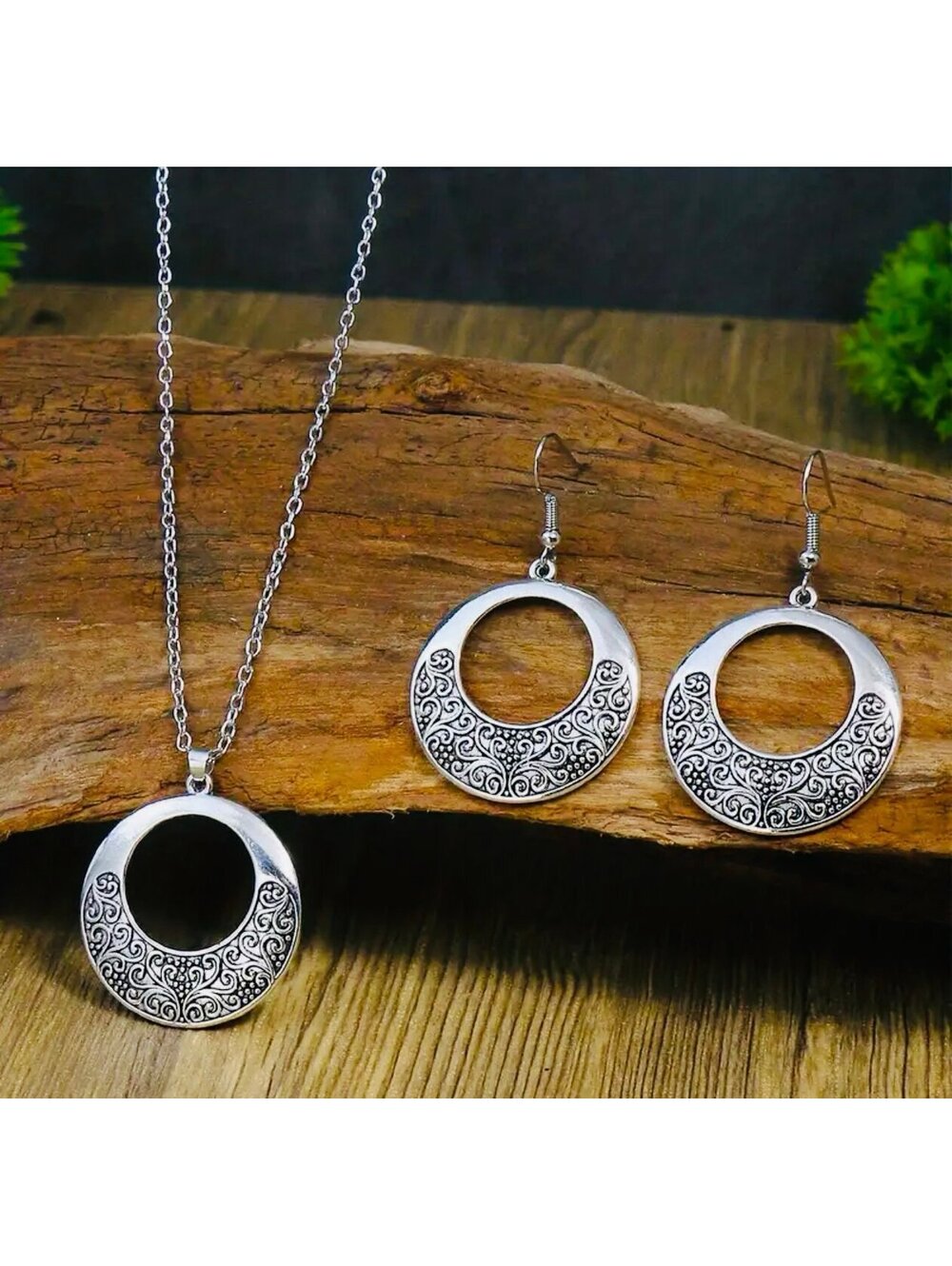 New - Vintage Style Silver Circle Necklace & Earrings Set